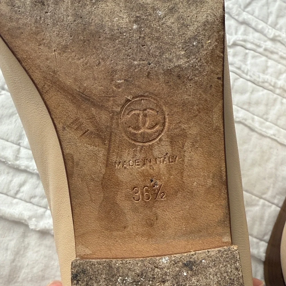 CHANEL Cream Leather Flats with Bow - Picture 9 of 9